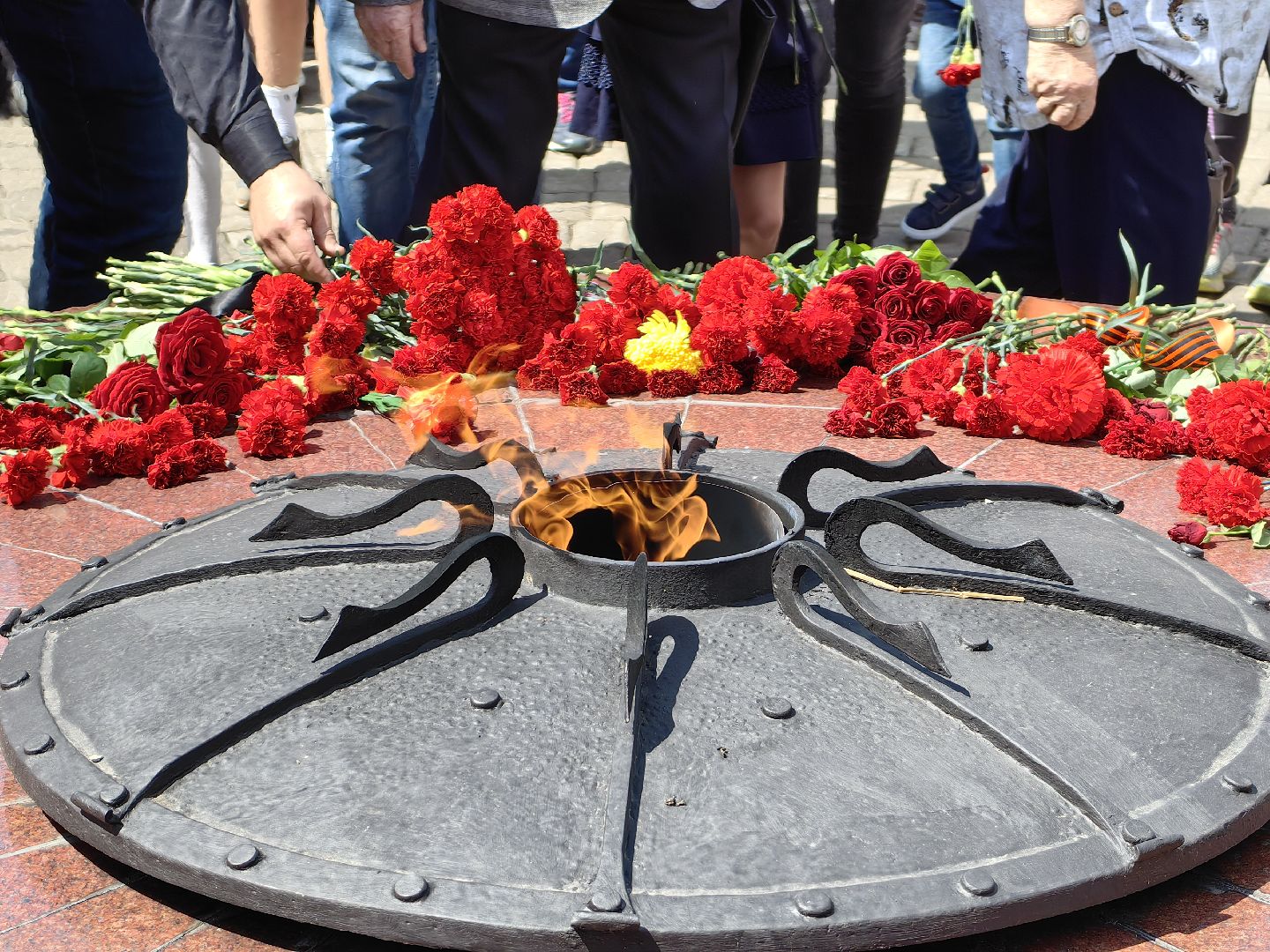 Аллея памяти, цветы, минута молчания