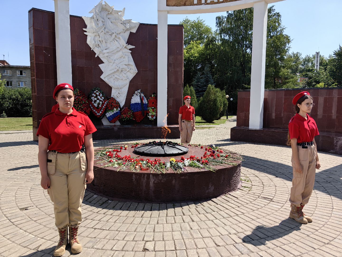 Аллея памяти, цветы, минута молчания