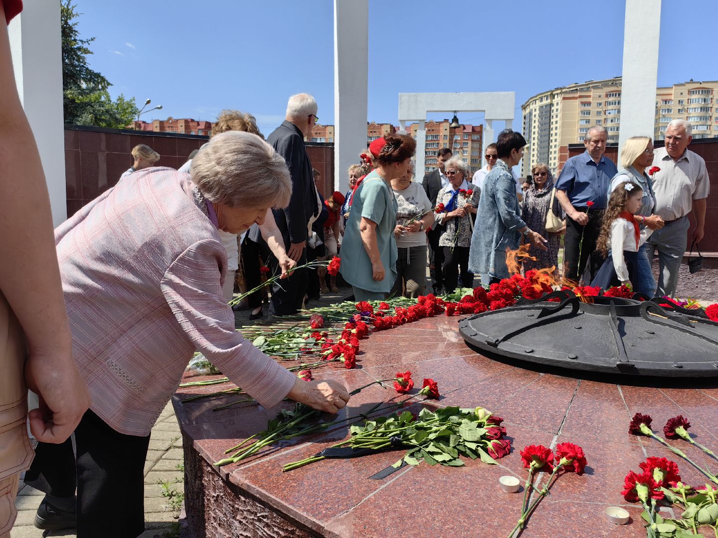 Аллея памяти, цветы, минута молчания
