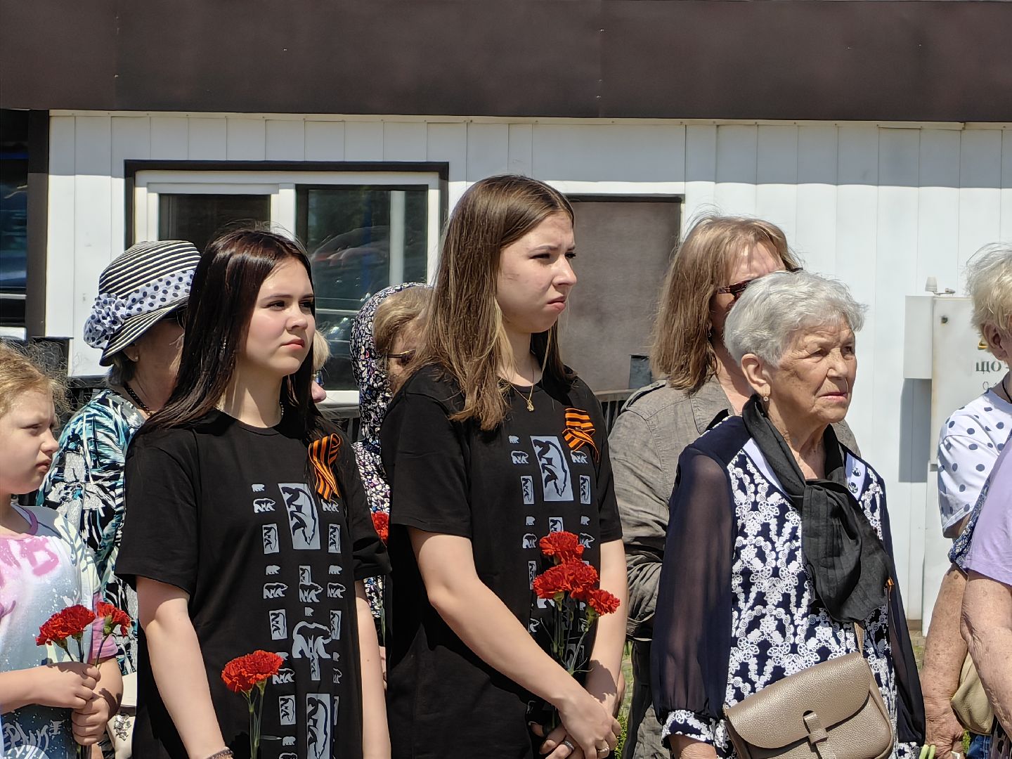 Аллея памяти, цветы, минута молчания