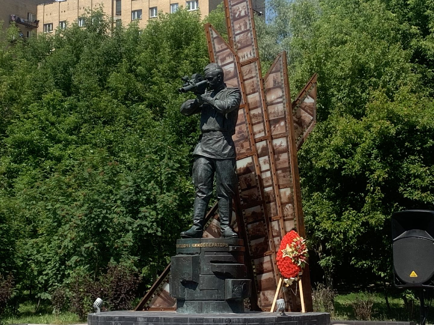 День памяти, война, Памятник фронтовому кинооператору, дети,общество
