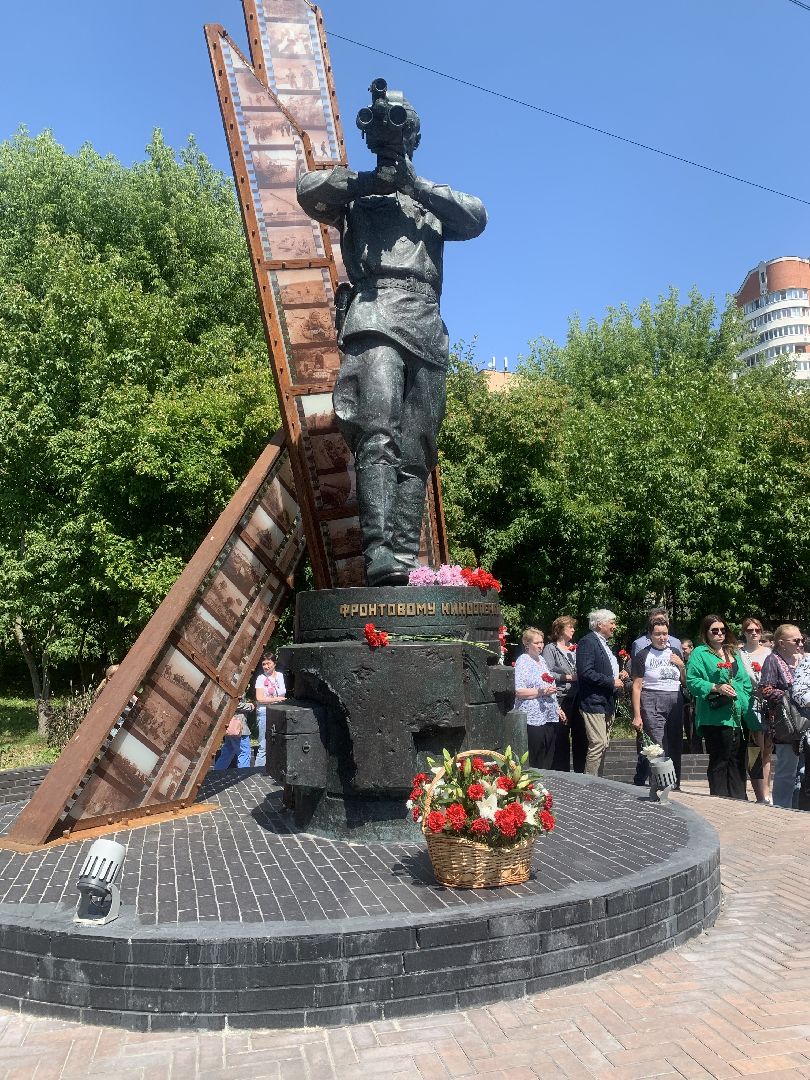 День памяти, война, Памятник фронтовому кинооператору, дети,общество