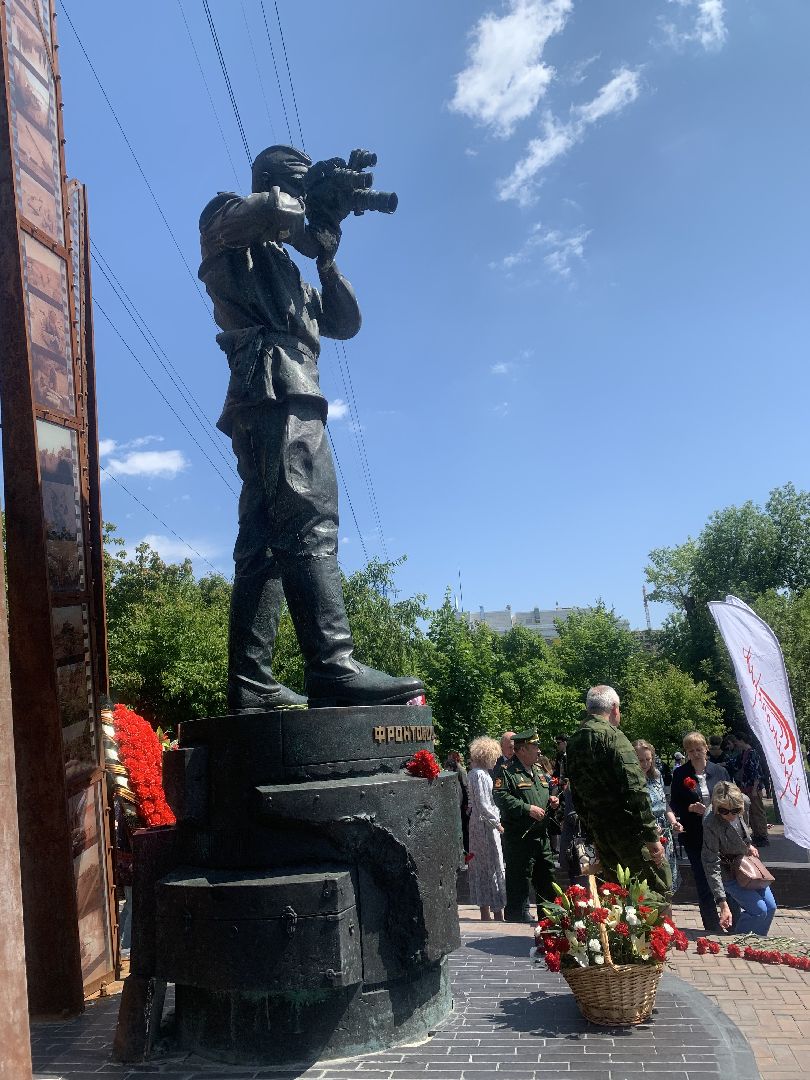 День памяти, война, Памятник фронтовому кинооператору, дети,общество
