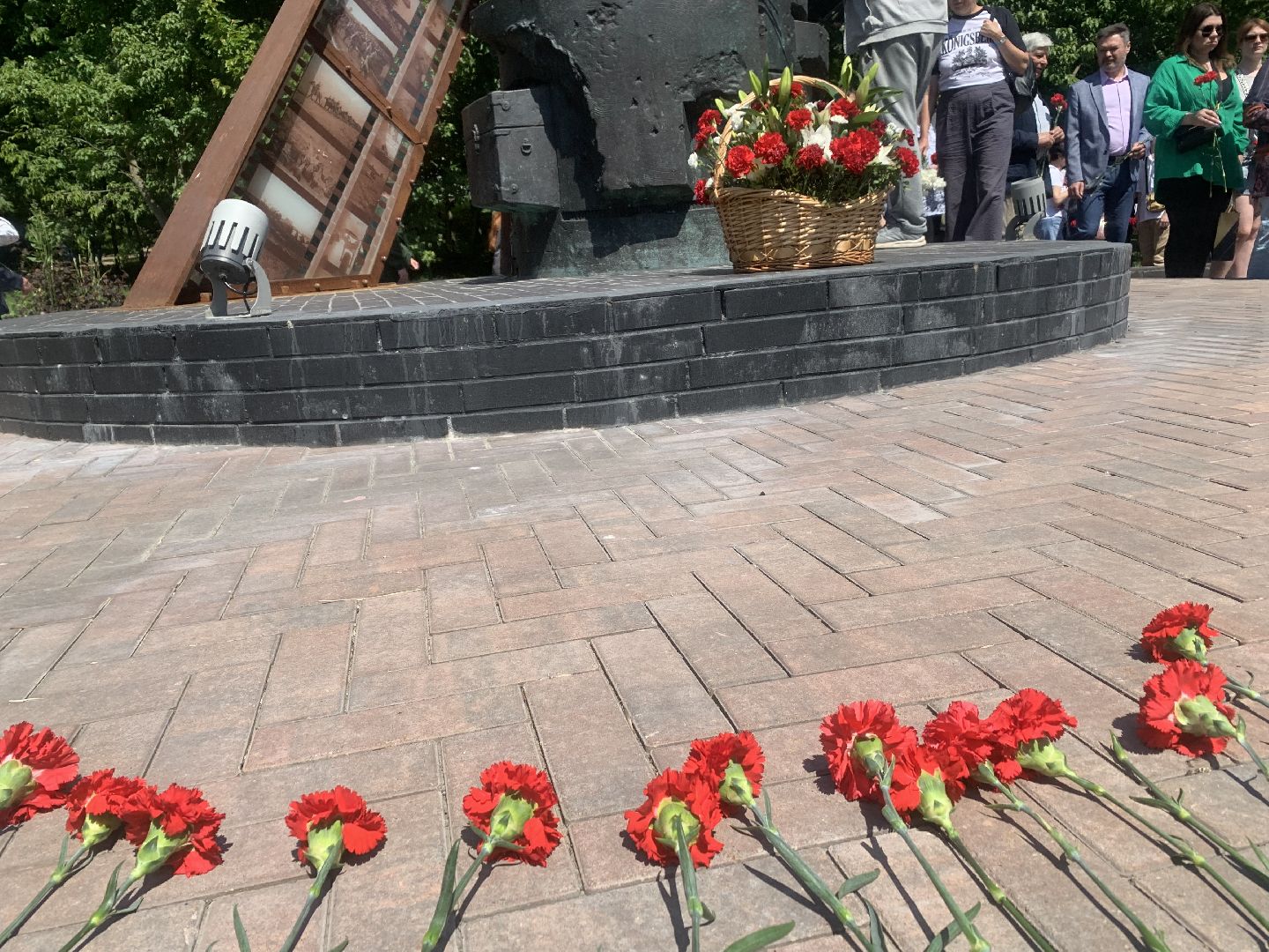 День памяти, война, Памятник фронтовому кинооператору, дети,общество