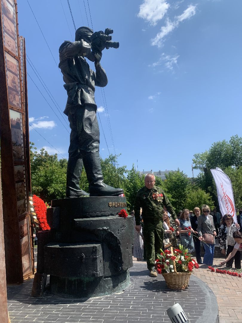 День памяти, война, Памятник фронтовому кинооператору, дети,общество