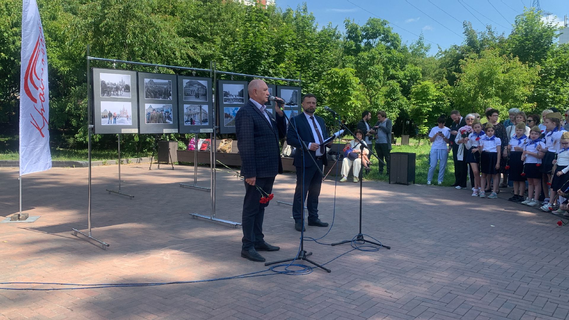 День памяти, война, Памятник фронтовому кинооператору, дети,общество