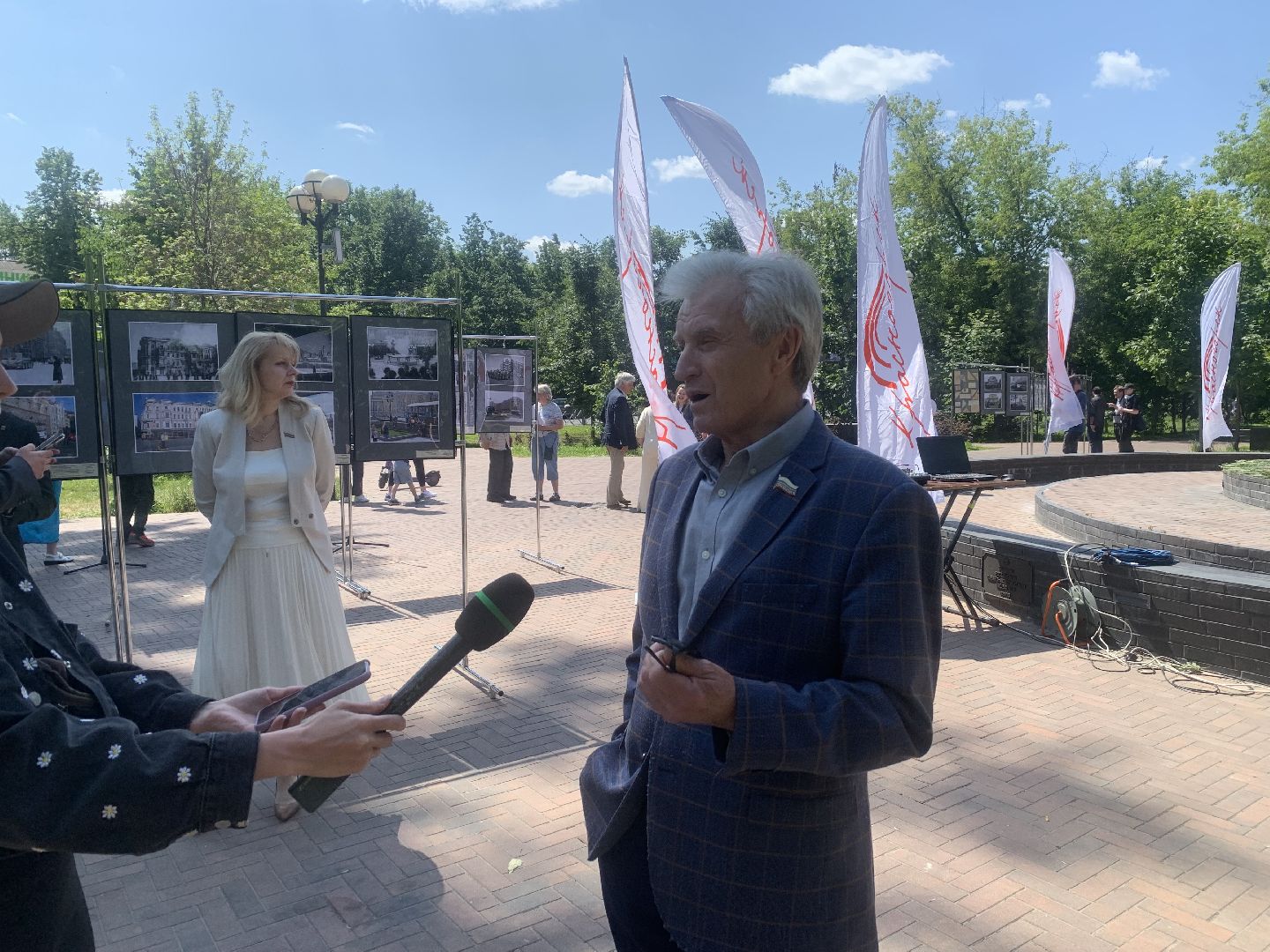 День памяти, война, Памятник фронтовому кинооператору, дети,общество