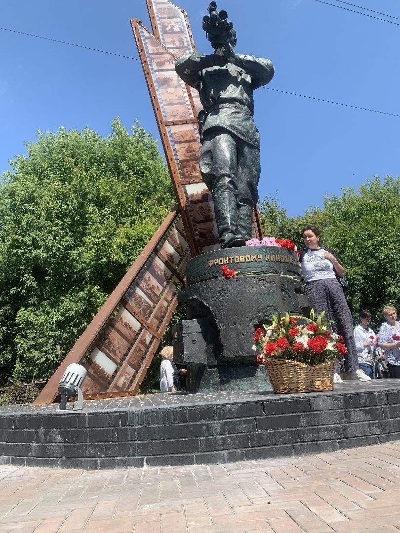 День памяти, война, Памятник фронтовому кинооператору, дети,общество