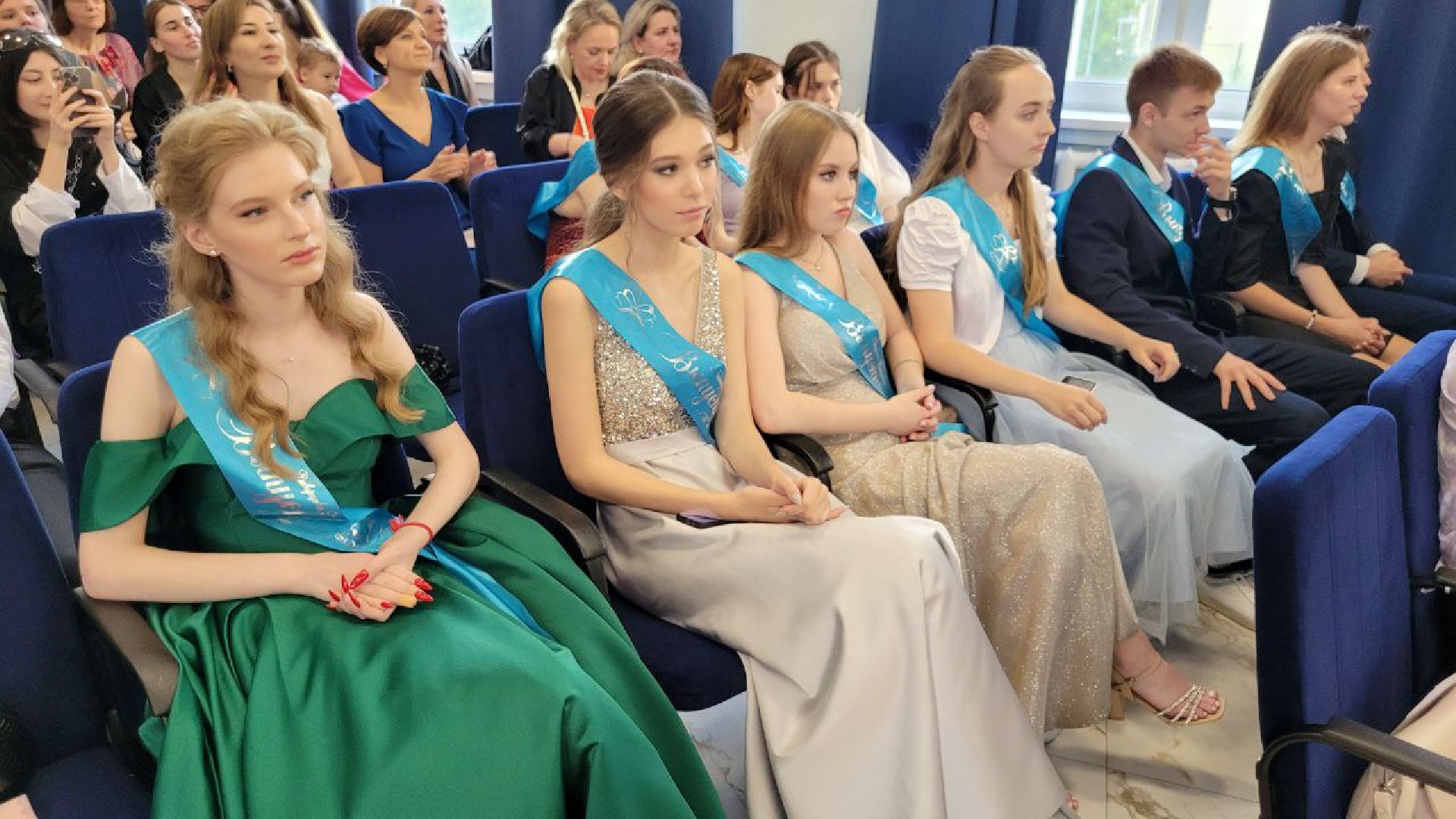 выпускники; студенты; экзамены; будущее; ленинский округ