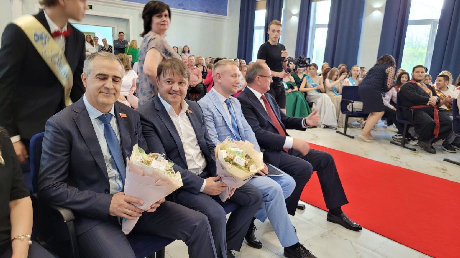 выпускники; студенты; экзамены; будущее; ленинский округ