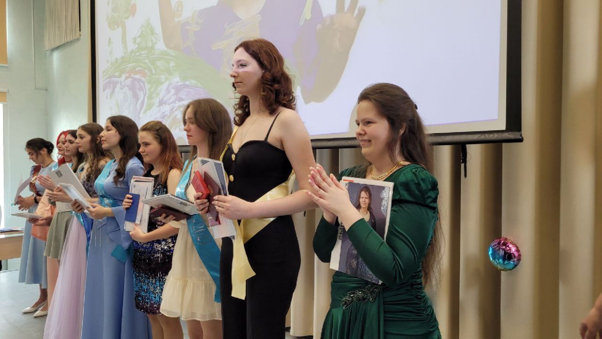 выпускники; студенты; экзамены; будущее; ленинский округ