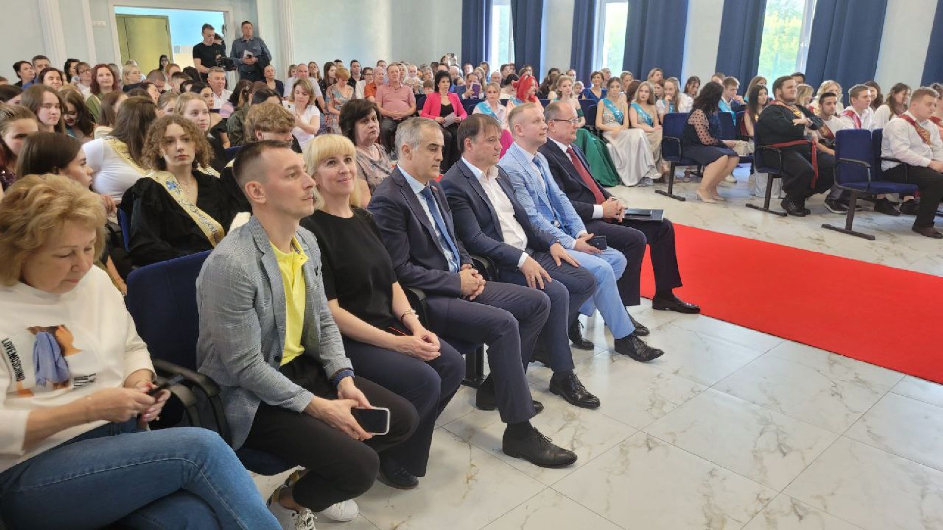 выпускники; студенты; экзамены; будущее; ленинский округ