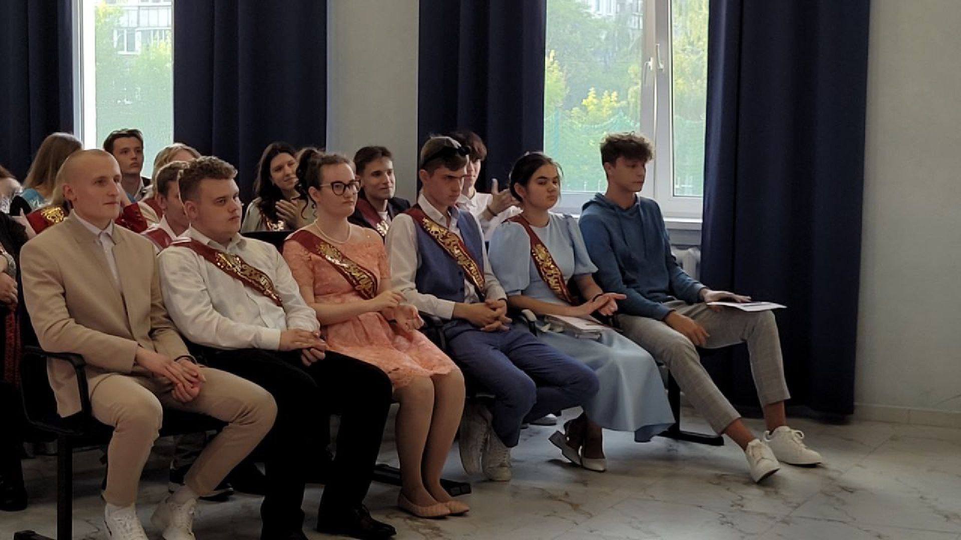 выпускники; студенты; экзамены; будущее; ленинский округ