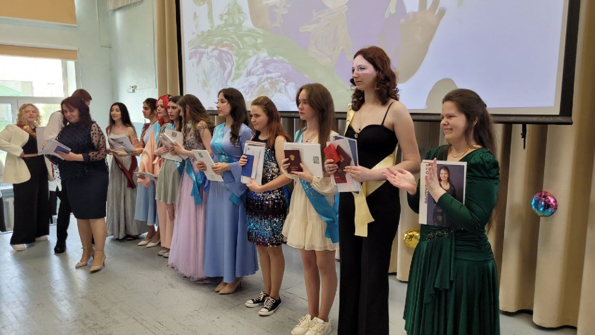 выпускники; студенты; экзамены; будущее; ленинский округ