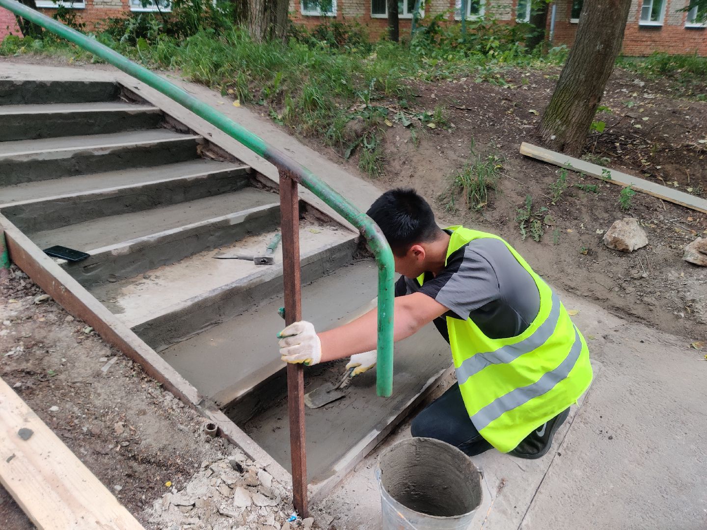 Красноармейск, Пушкинский, уборка дворов, покос травы, опиловка деревьев, ремонт лестницы