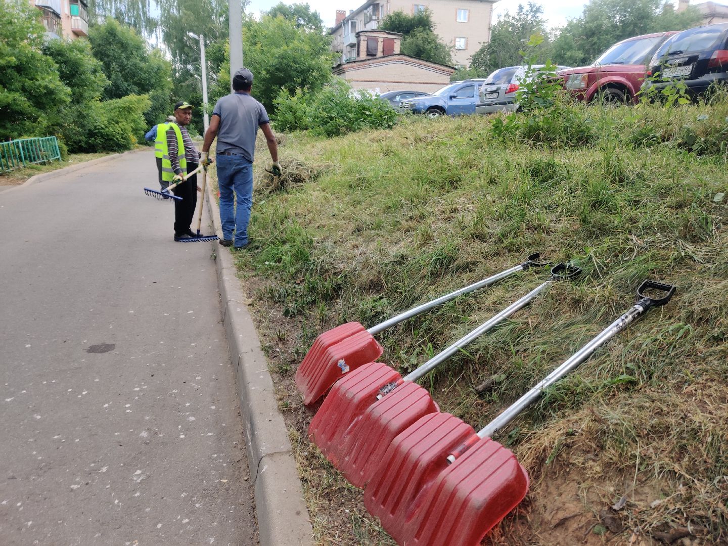 Красноармейск, Пушкинский, уборка дворов, покос травы, опиловка деревьев, ремонт лестницы