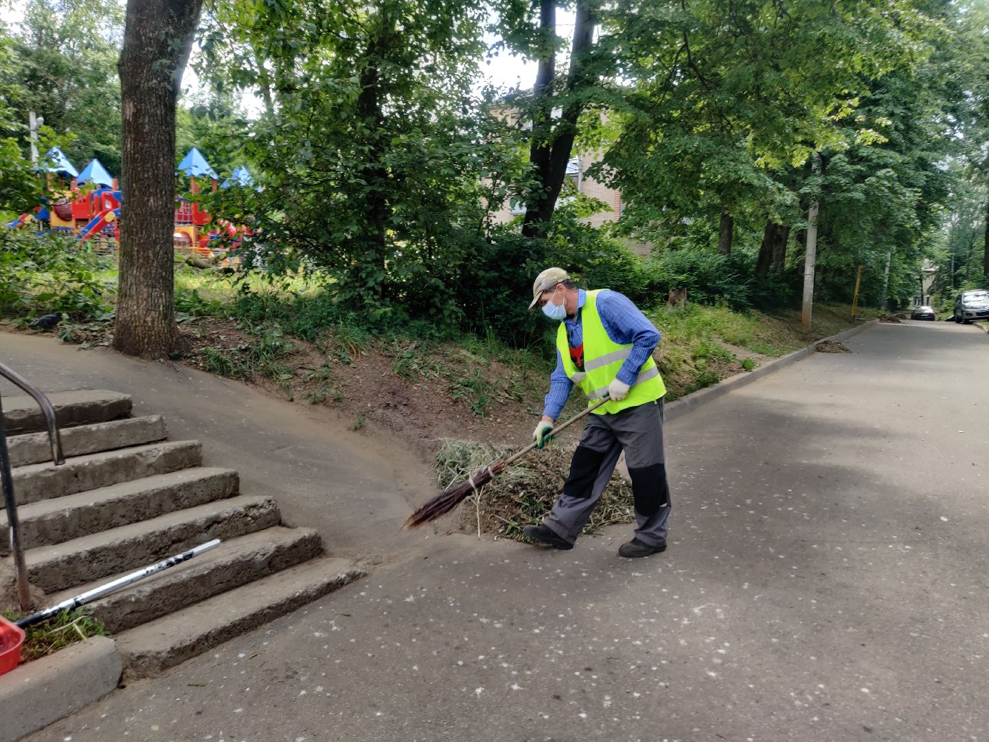 Красноармейск, Пушкинский, уборка дворов, покос травы, опиловка деревьев, ремонт лестницы