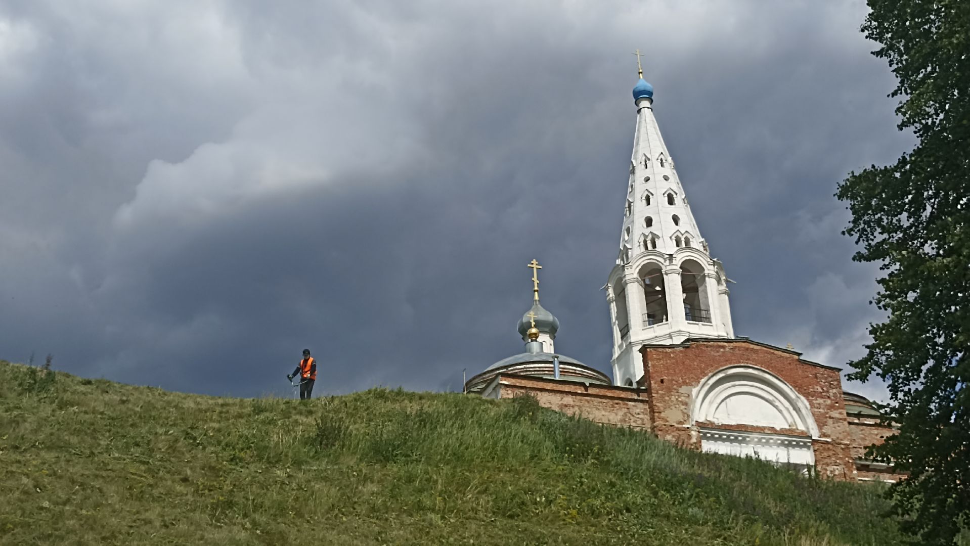 Серпухов, Подмосковье, благоустройство, покос травы, Соборная гора