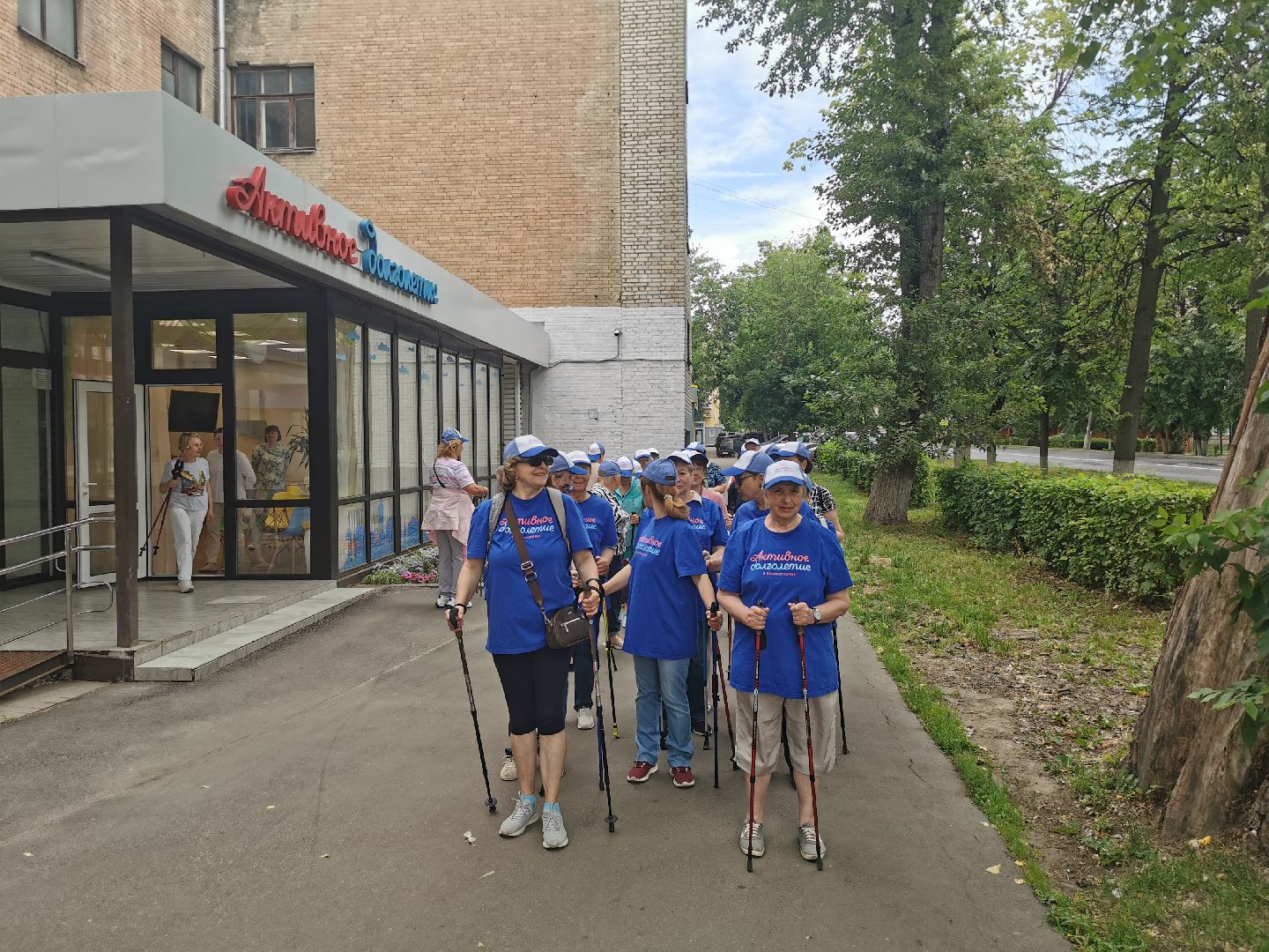 активное долголетие, скандинавская ходьба, пенсионеры,