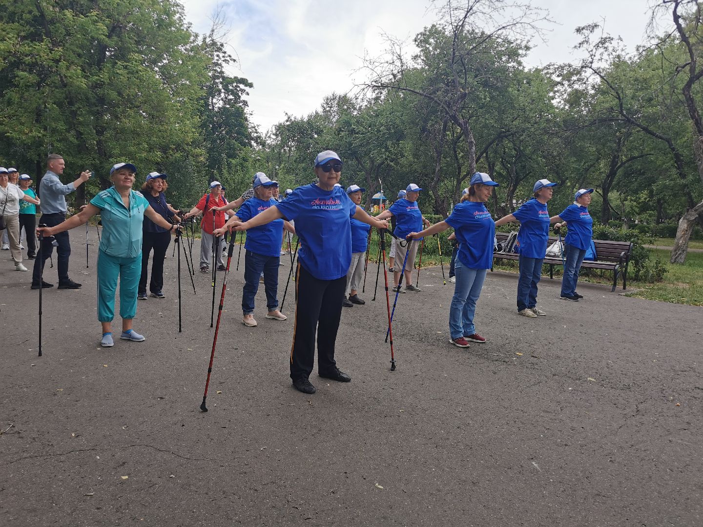 активное долголетие, скандинавская ходьба, пенсионеры,