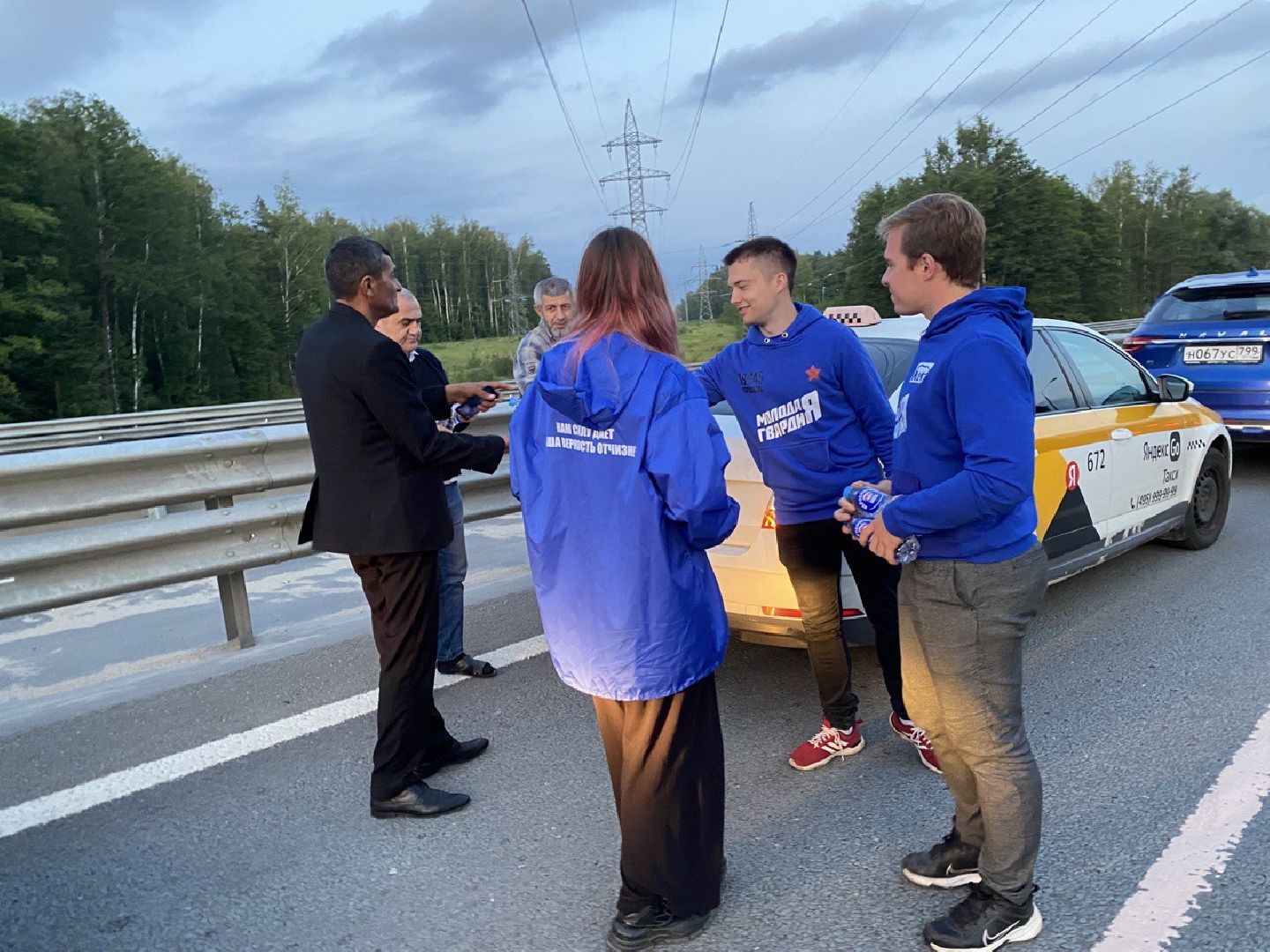 Чехов, волонтеры, трасса, пробки, помощь людям