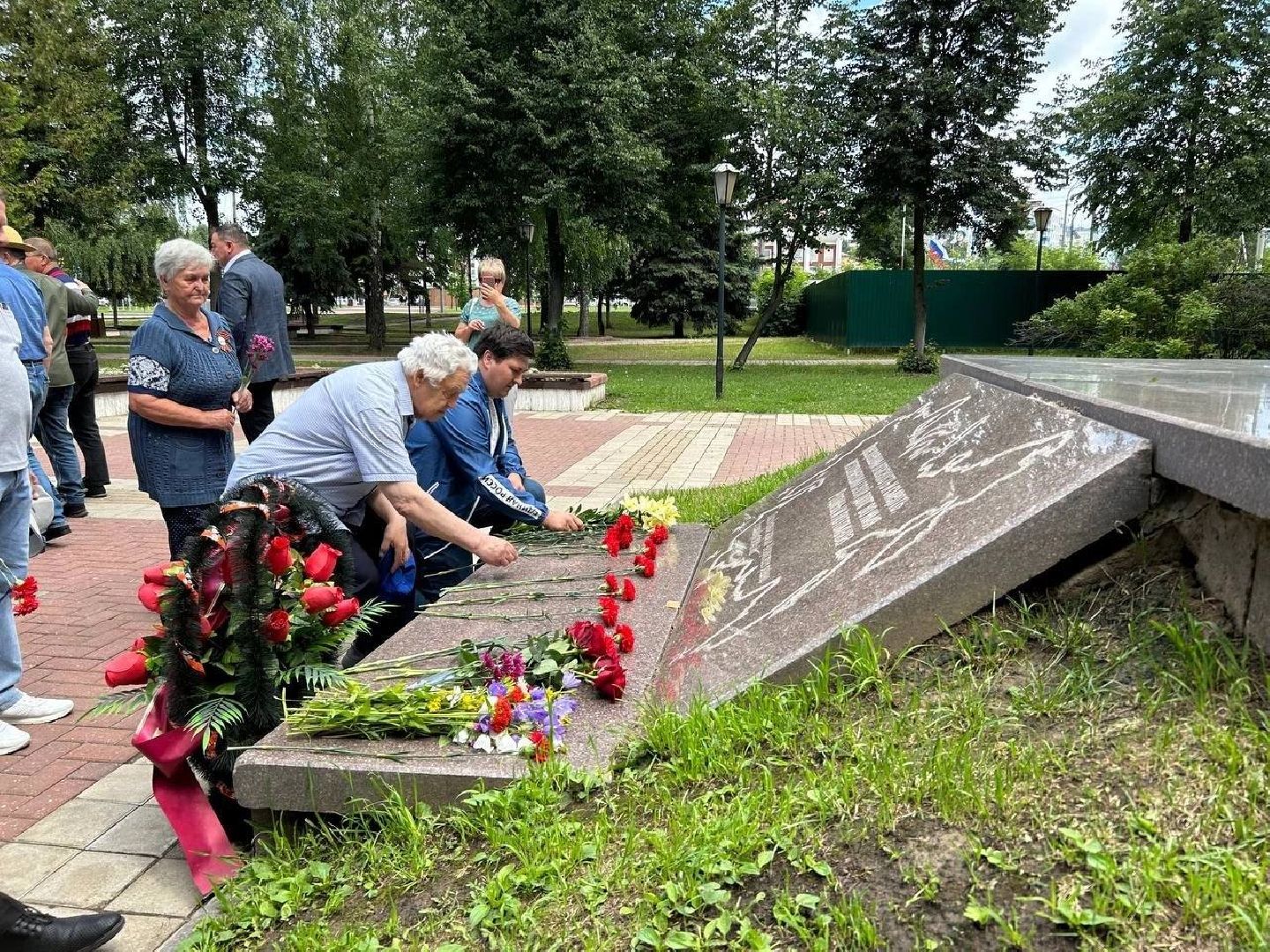 Чехов, ветераны, памятник, цветы, возложение, День ветеранов боевых действий