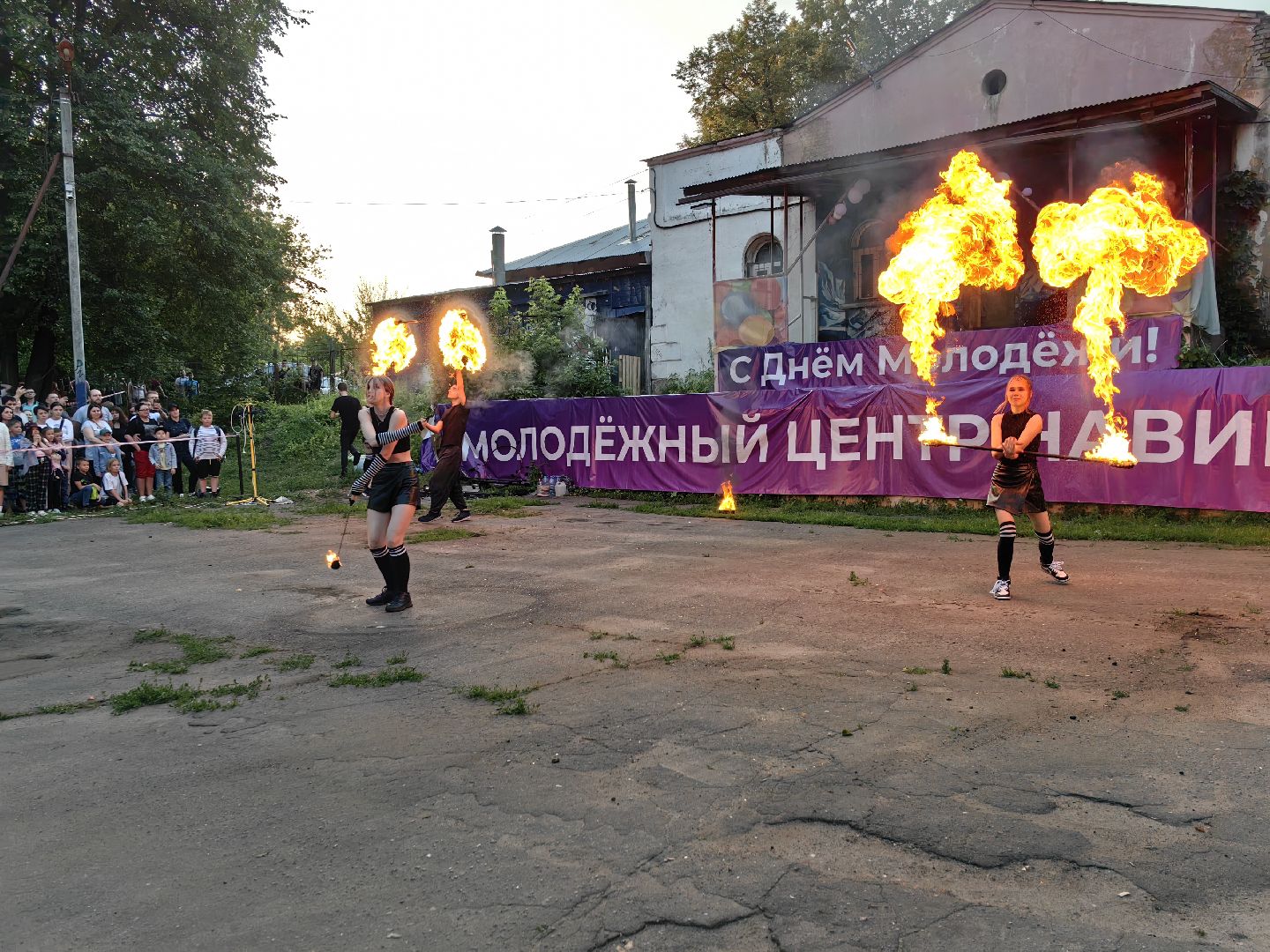 Шоу, артист, сцена, огнемёт, огонь