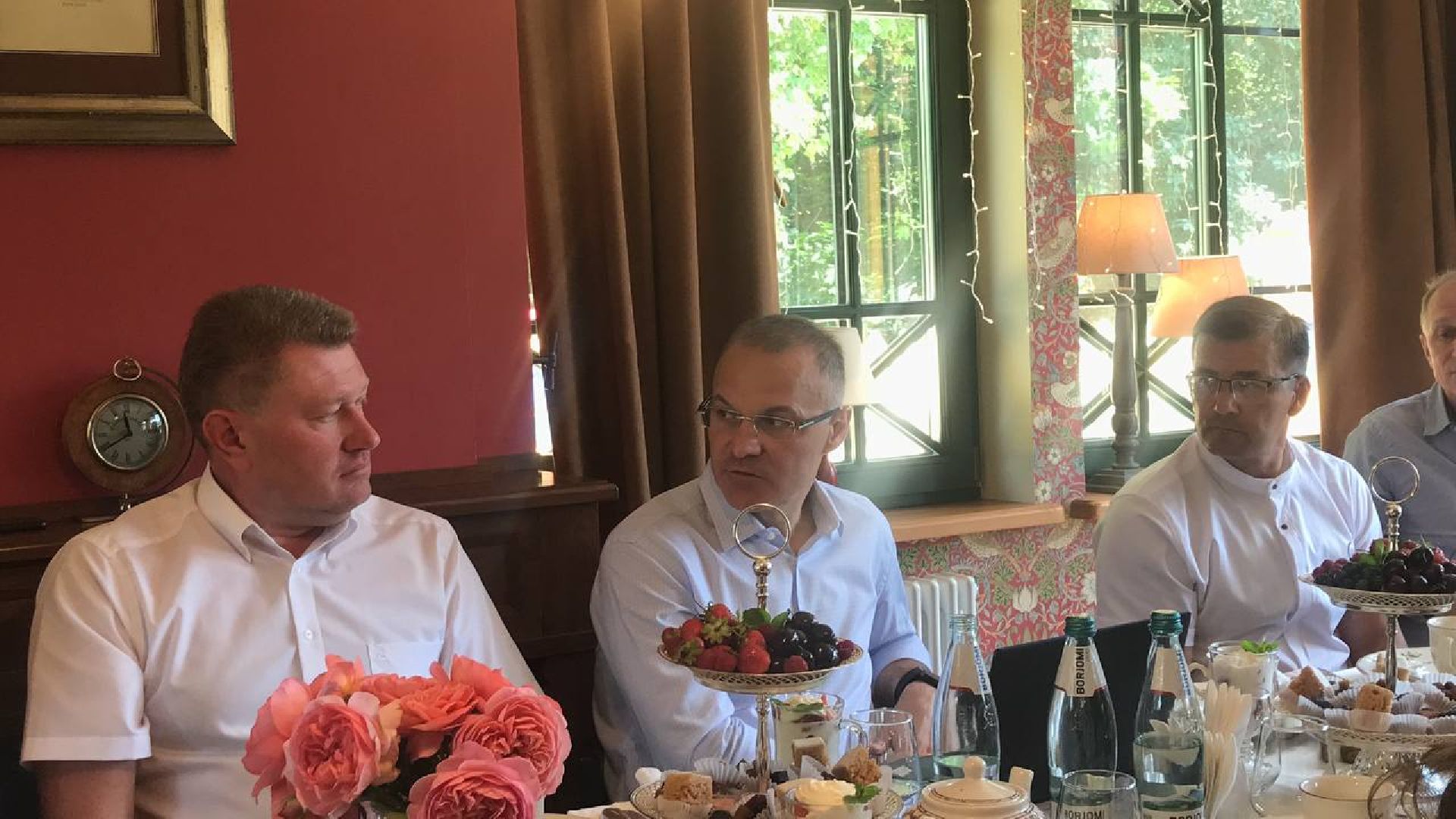 Коломна, Озёры, Общество