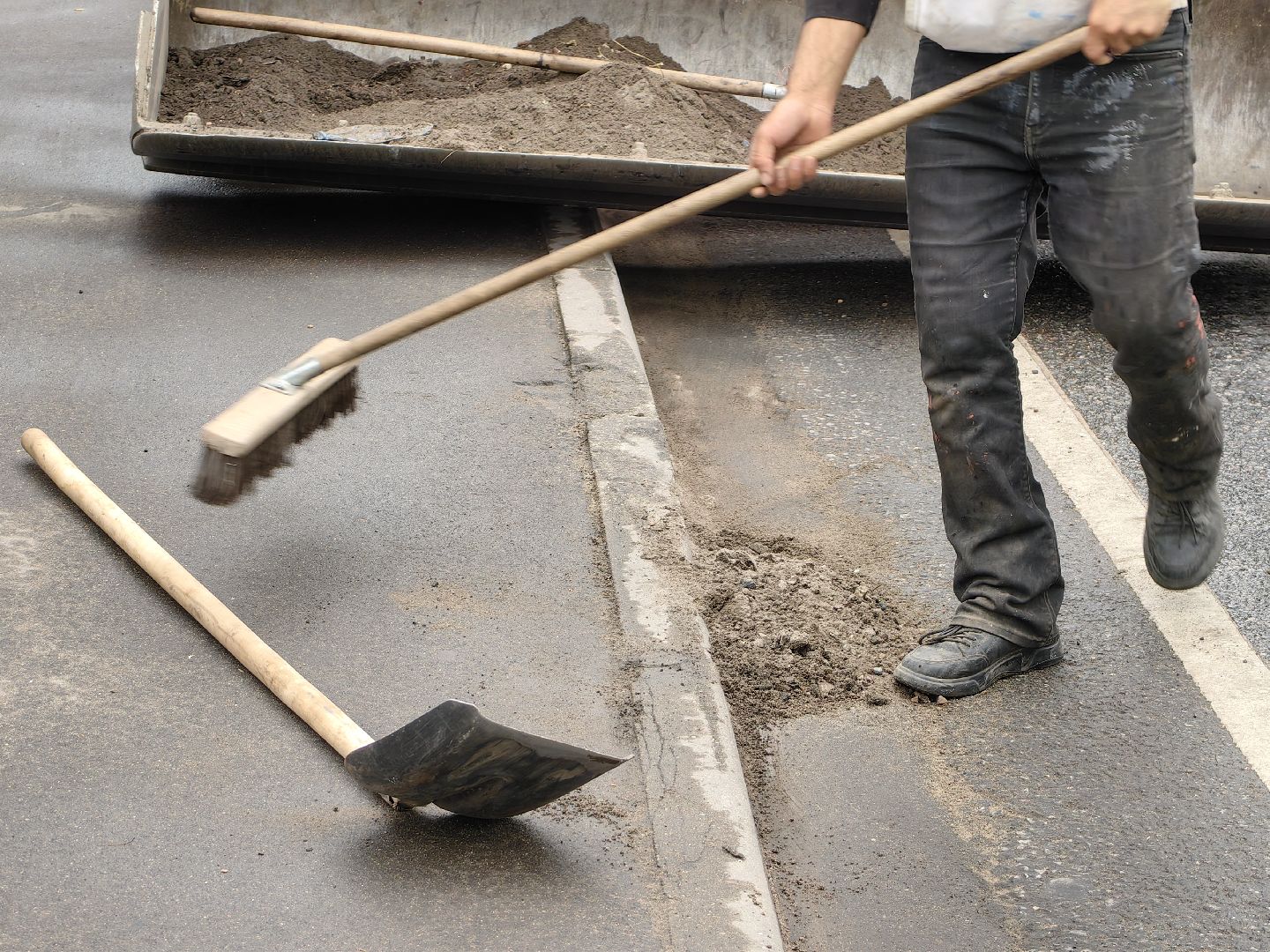 Дороги, уборка, погрузчик, пыль, бордюр