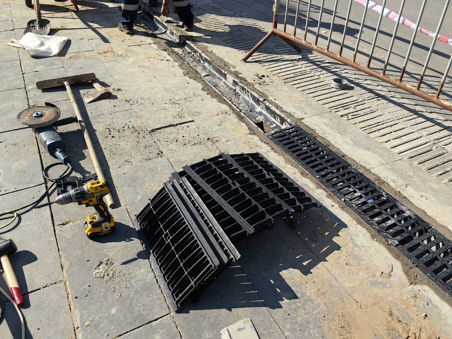 Слив, решётки, дорога, желоб