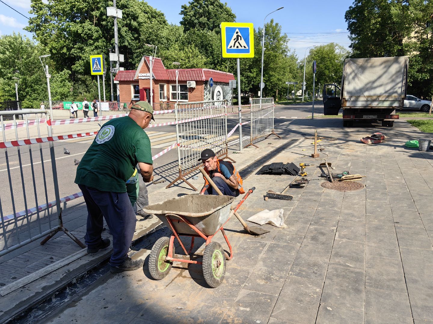 Слив, решётки, дорога, желоб