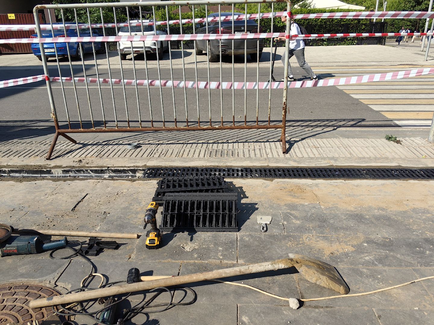 Слив, решётки, дорога, желоб