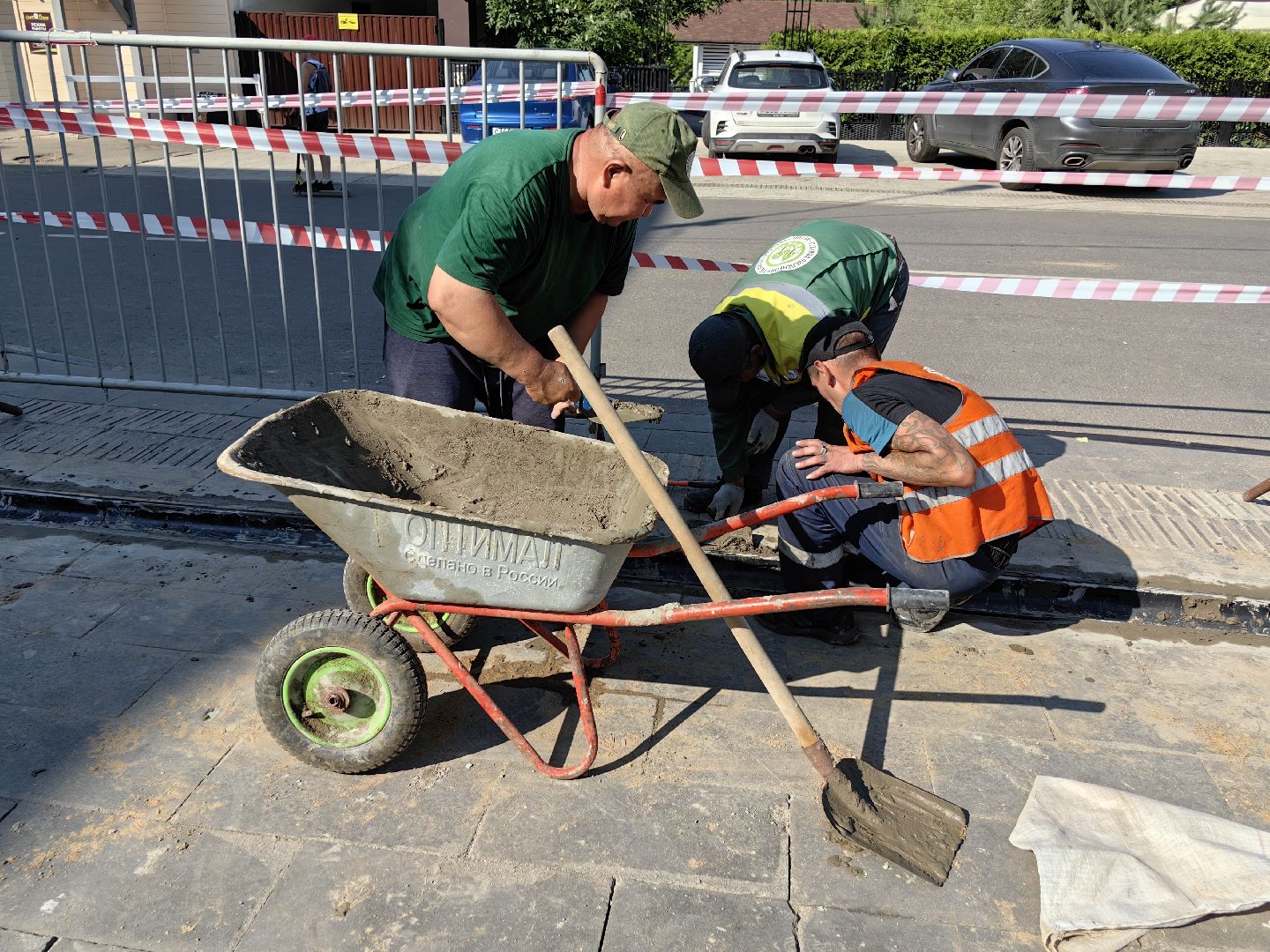 Слив, решётки, дорога, желоб