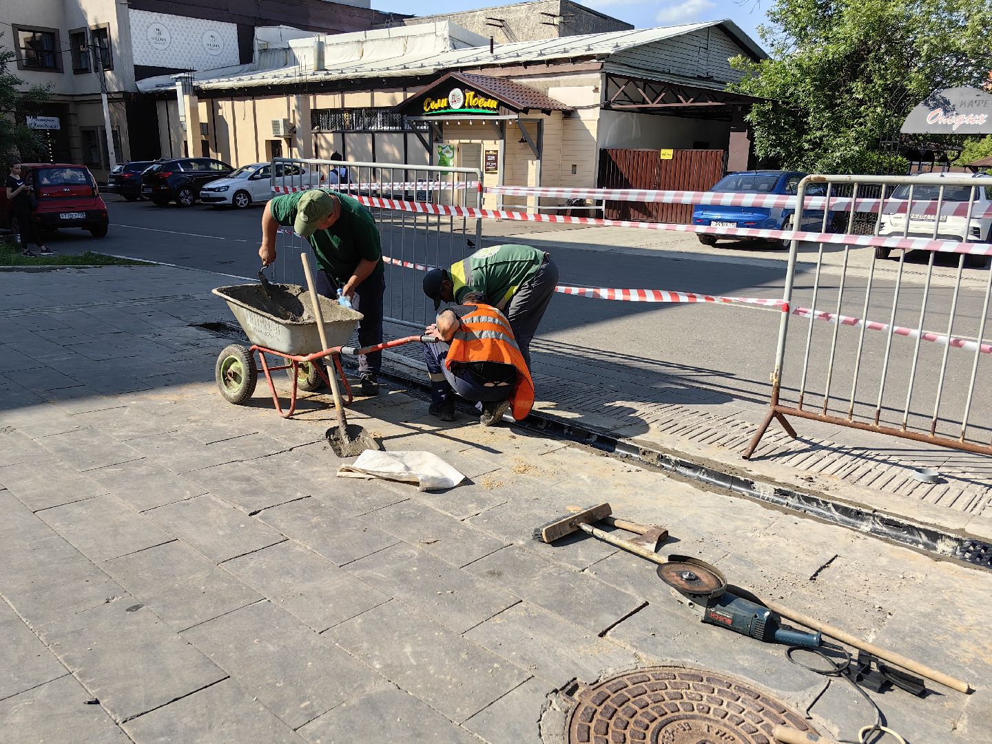 Слив, решётки, дорога, желоб