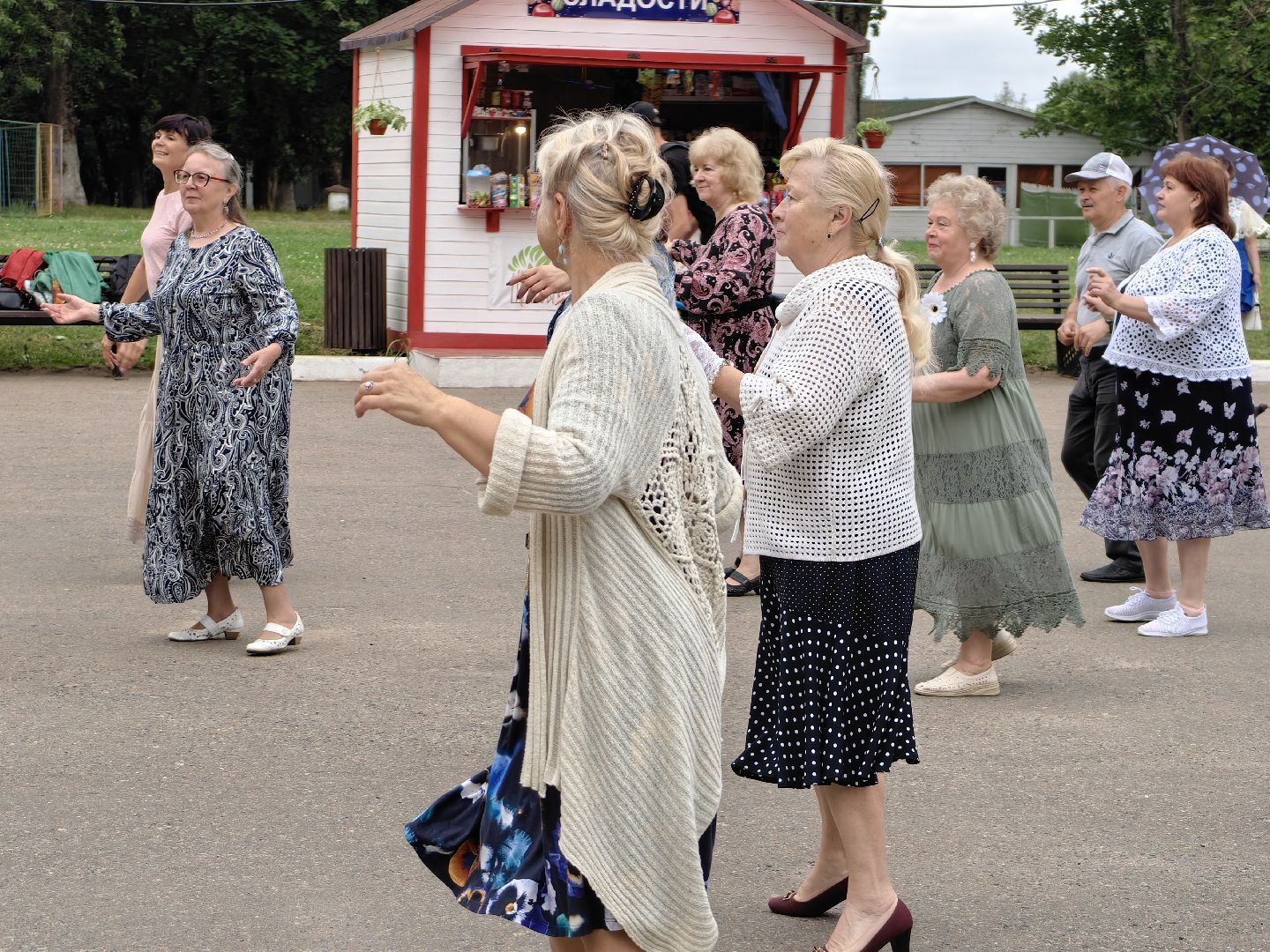Семья, ромашки, праздник, парк