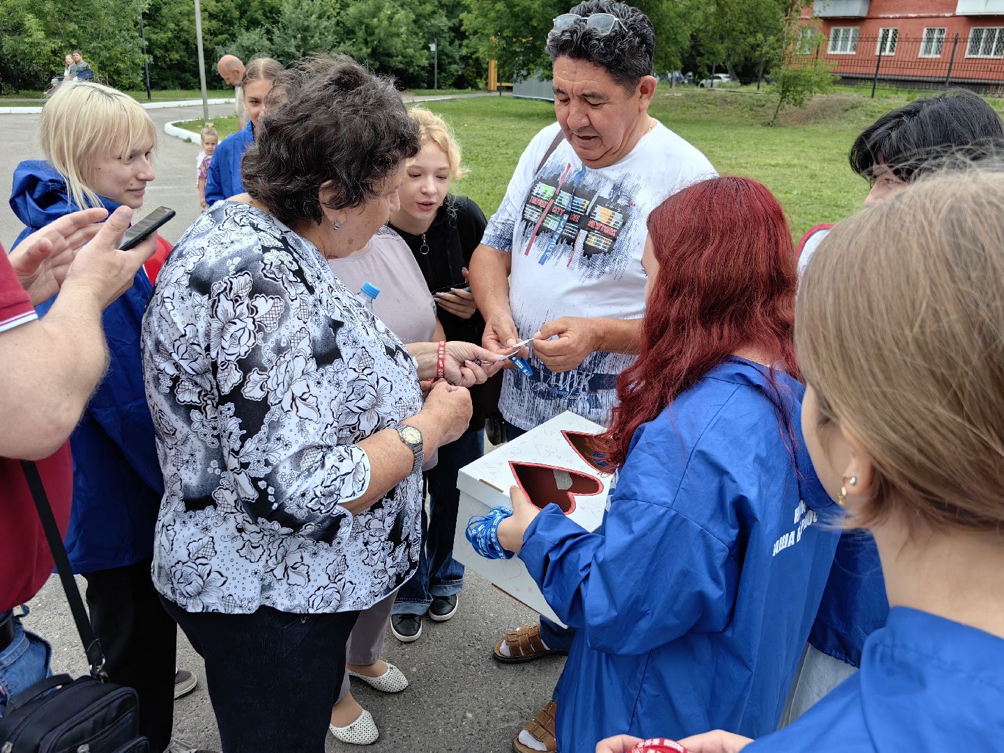 Праздник, день семьи, любви и верности, парк, шарики, подарки, пожелания