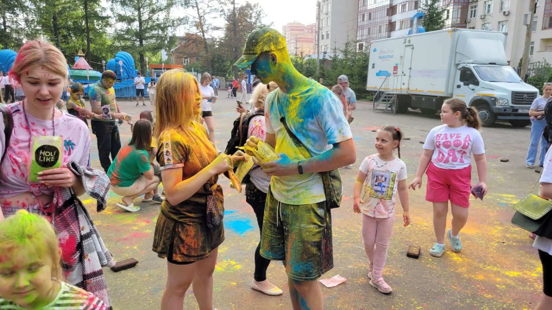 фестиваль красок; парк; яркое лето