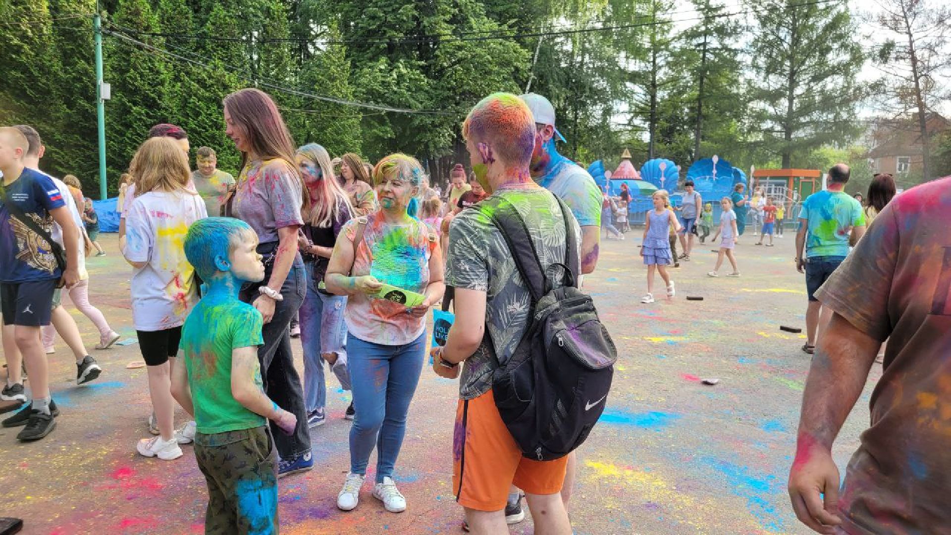 фестиваль красок; парк; яркое лето