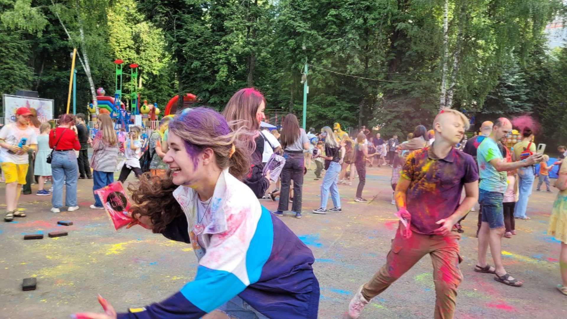 фестиваль красок; парк; яркое лето
