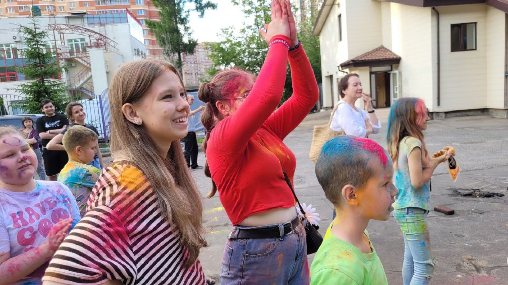 фестиваль красок; парк; яркое лето