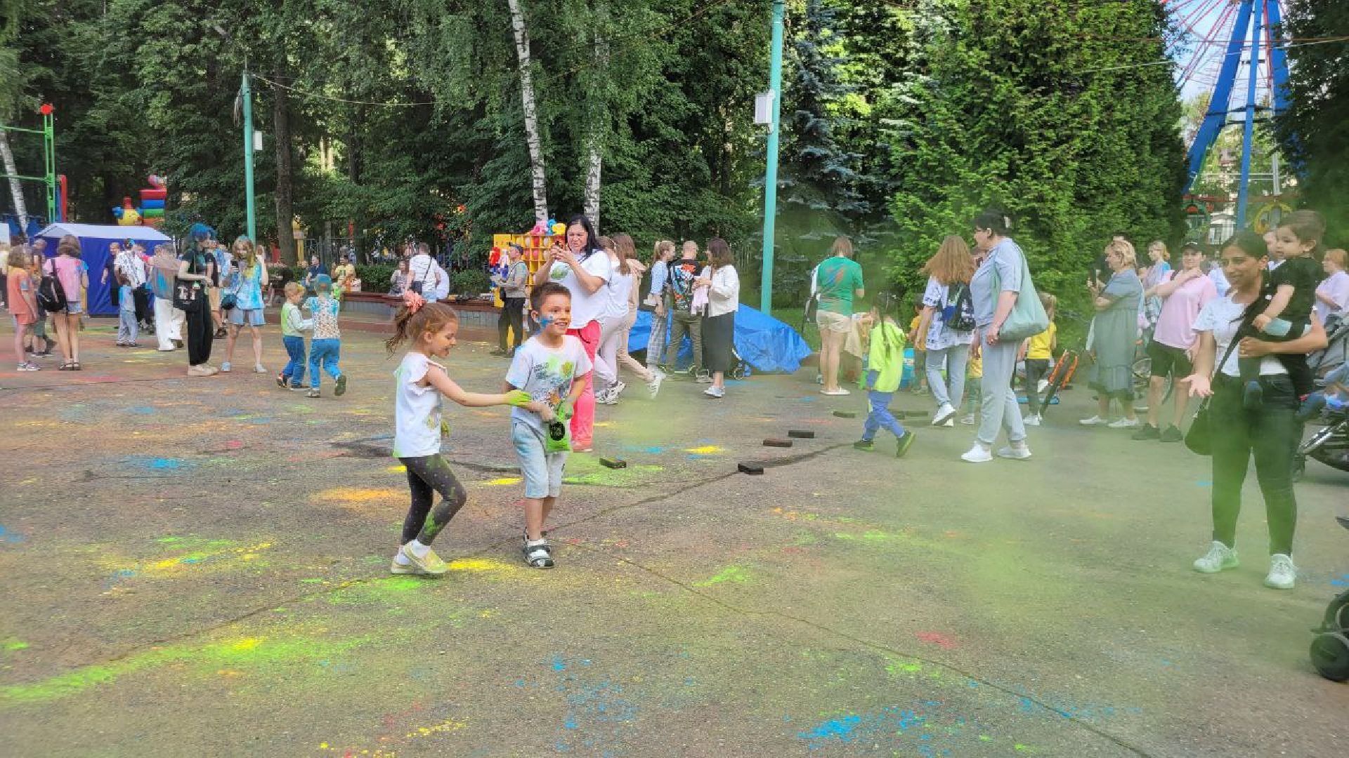 фестиваль красок; парк; яркое лето