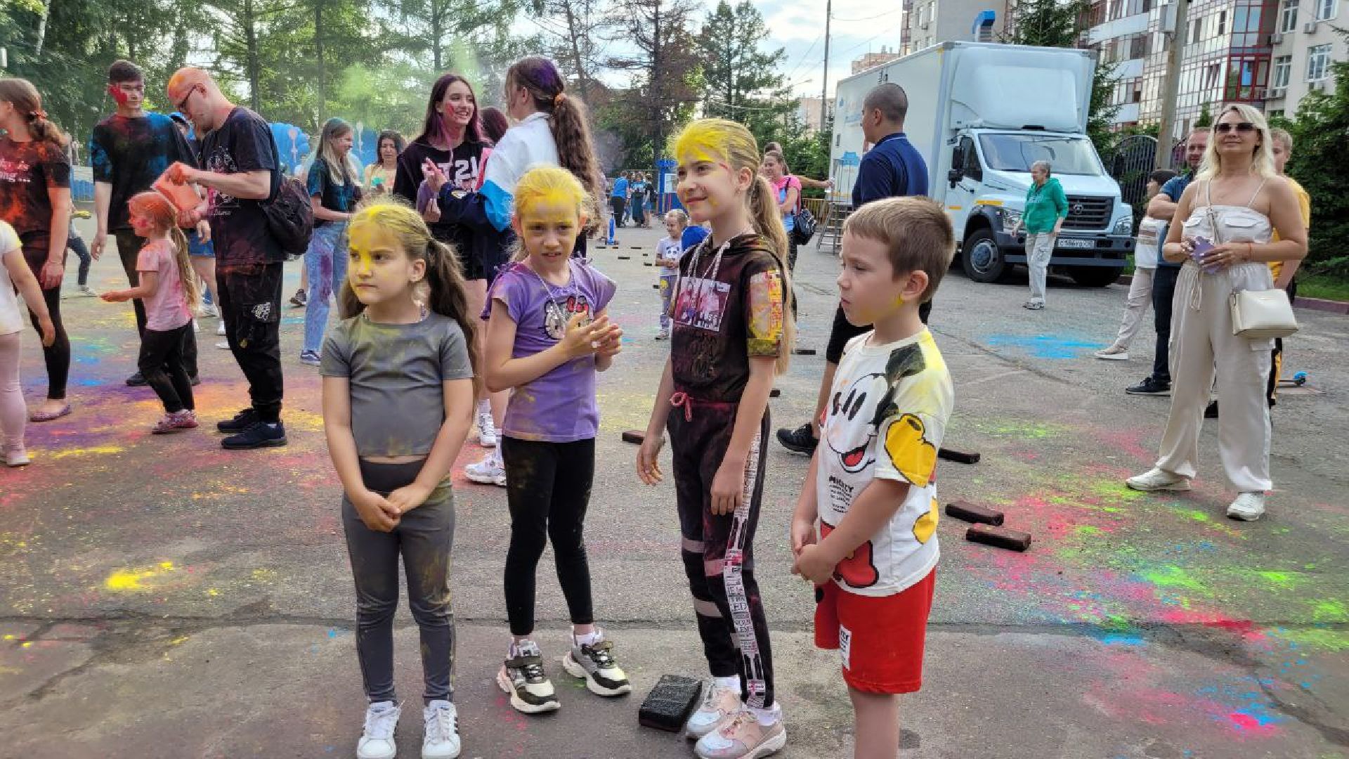 фестиваль красок; парк; яркое лето