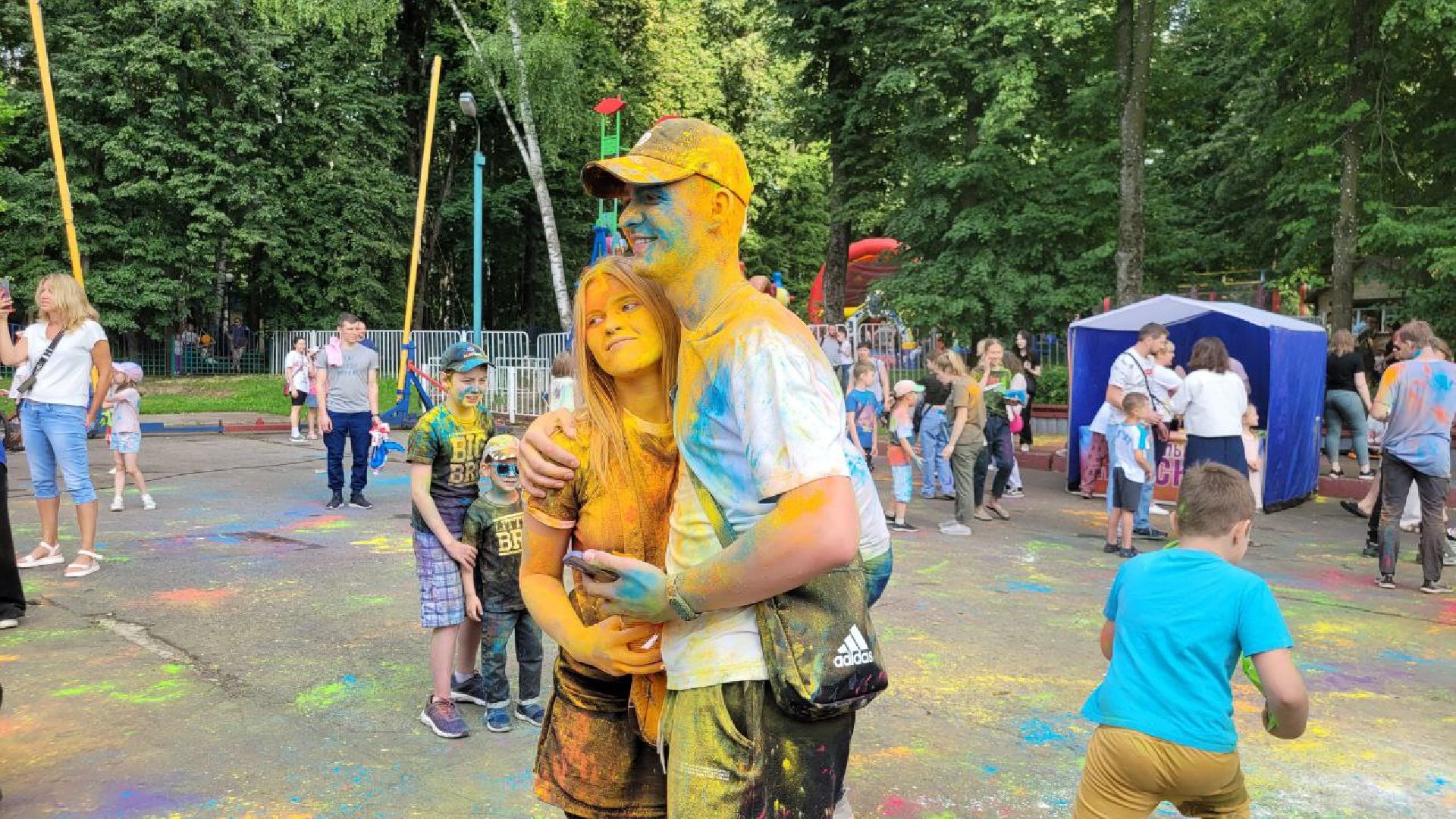 фестиваль красок; парк; яркое лето