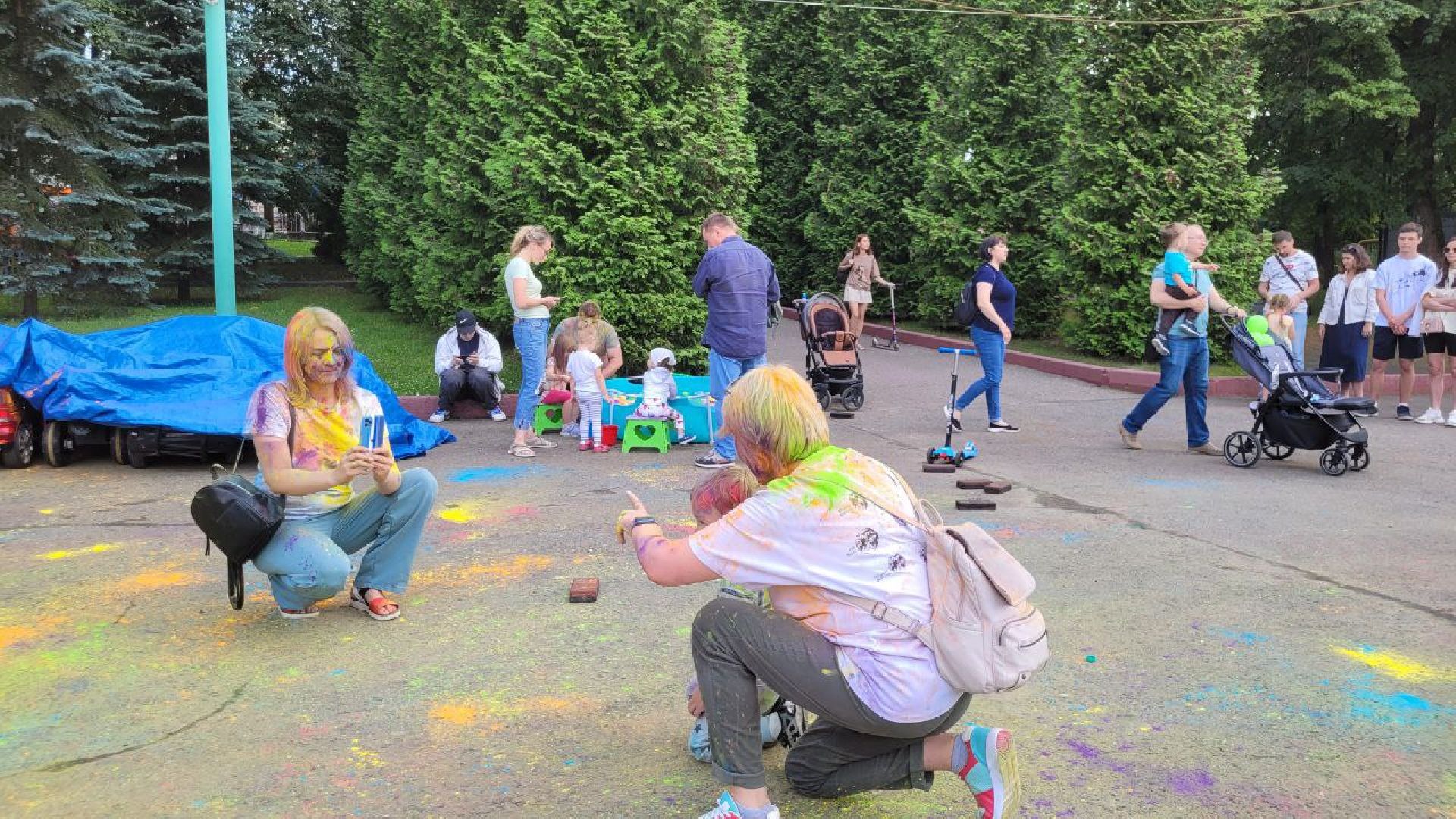 фестиваль красок; парк; яркое лето