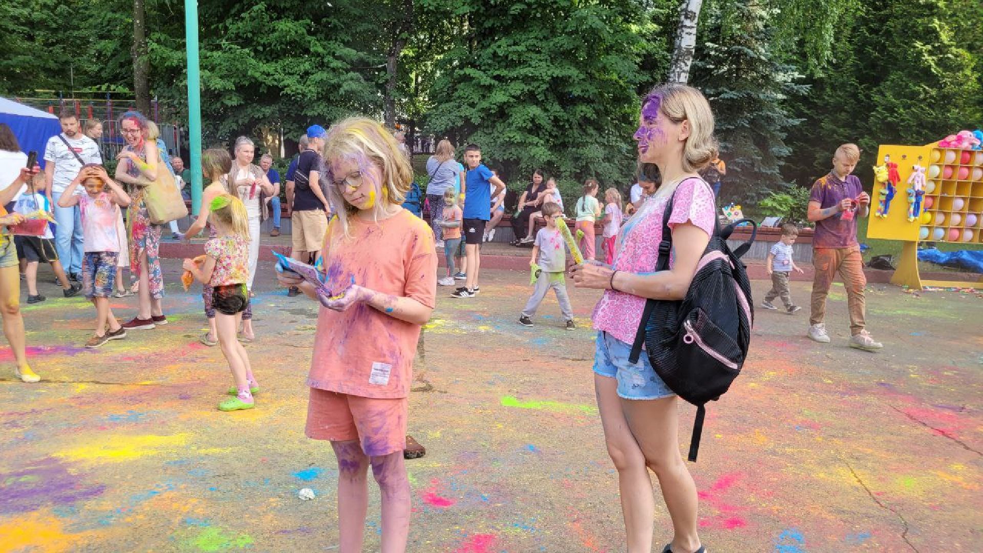 фестиваль красок; парк; яркое лето