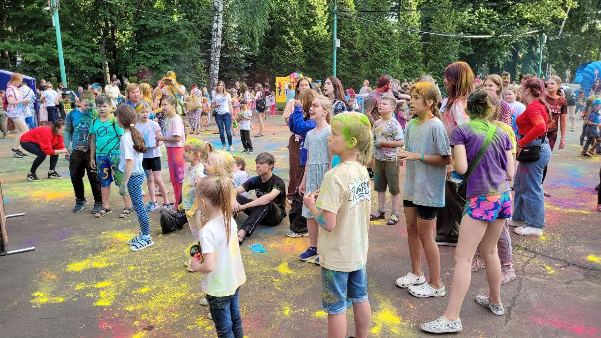 фестиваль красок; парк; яркое лето