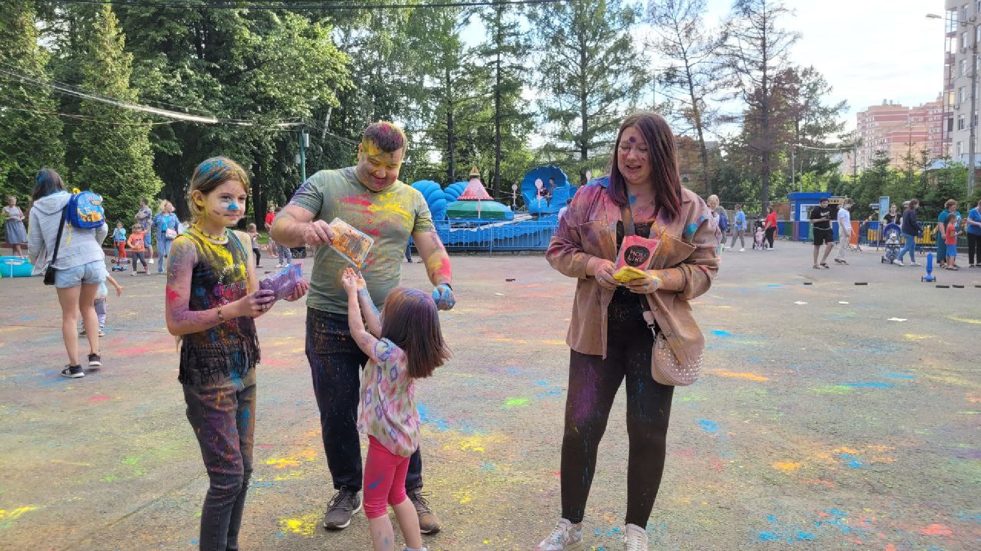 фестиваль красок; парк; яркое лето