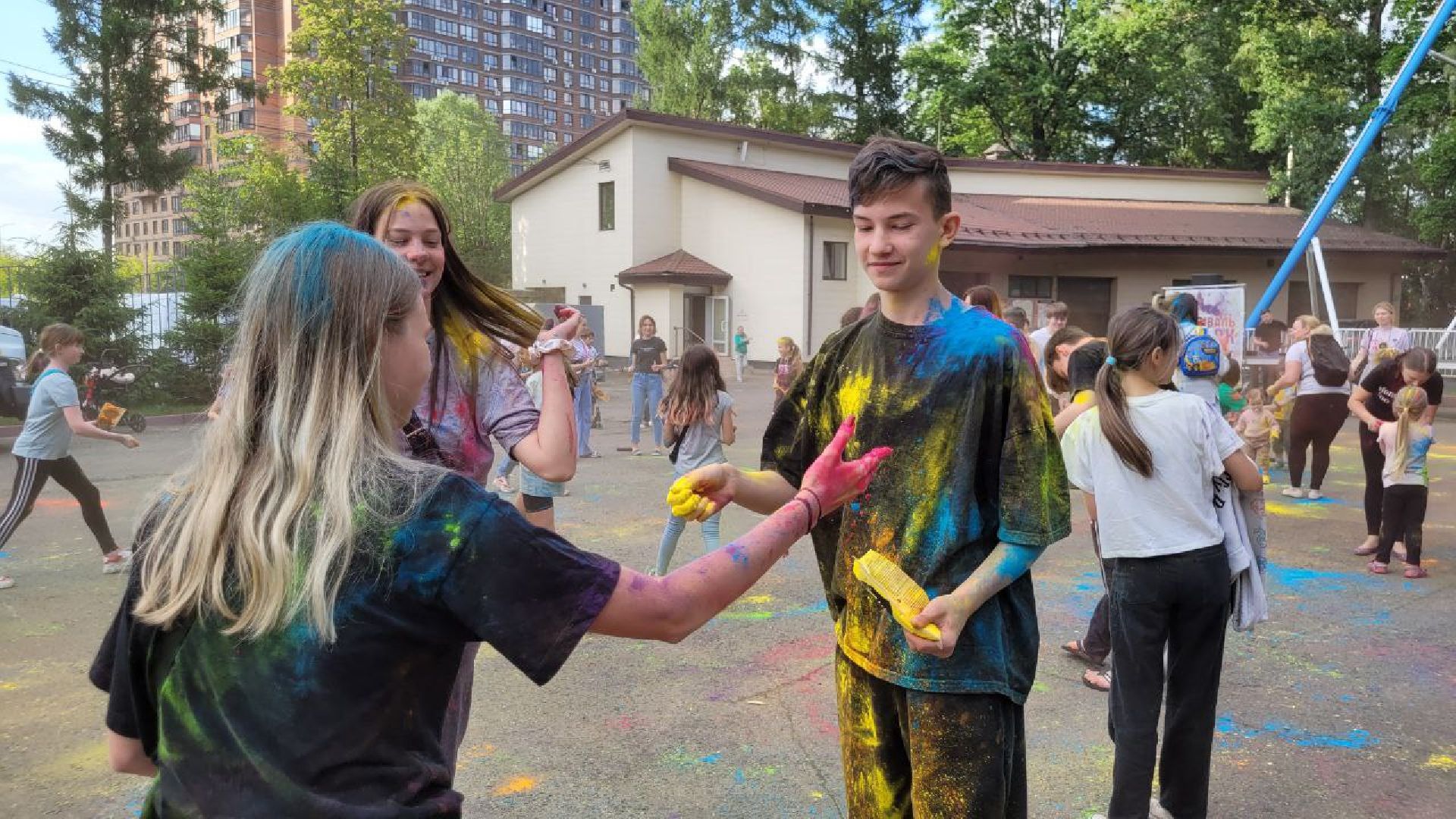 фестиваль красок; парк; яркое лето