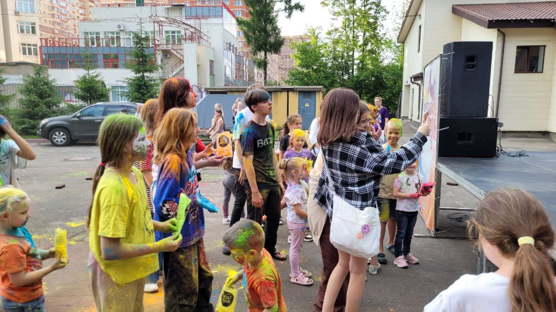 фестиваль красок; парк; яркое лето