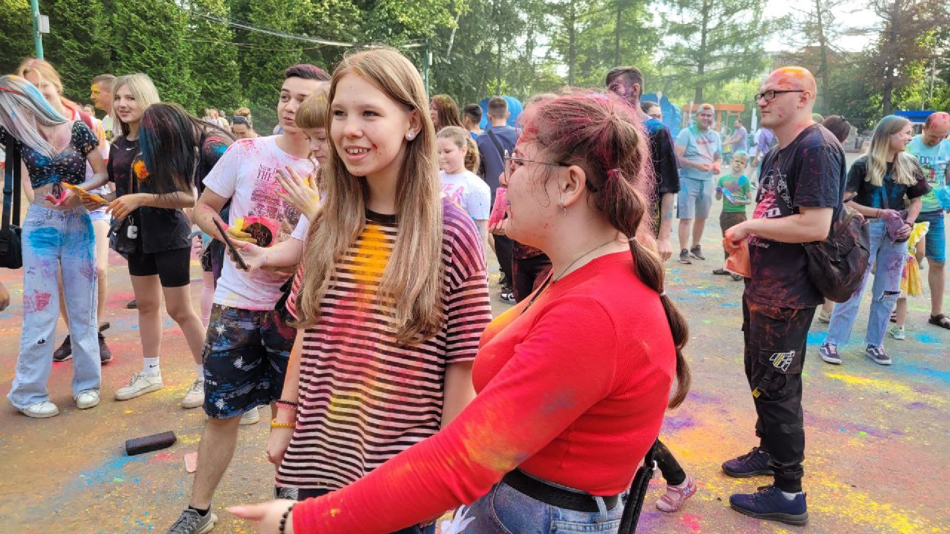 фестиваль красок; парк; яркое лето